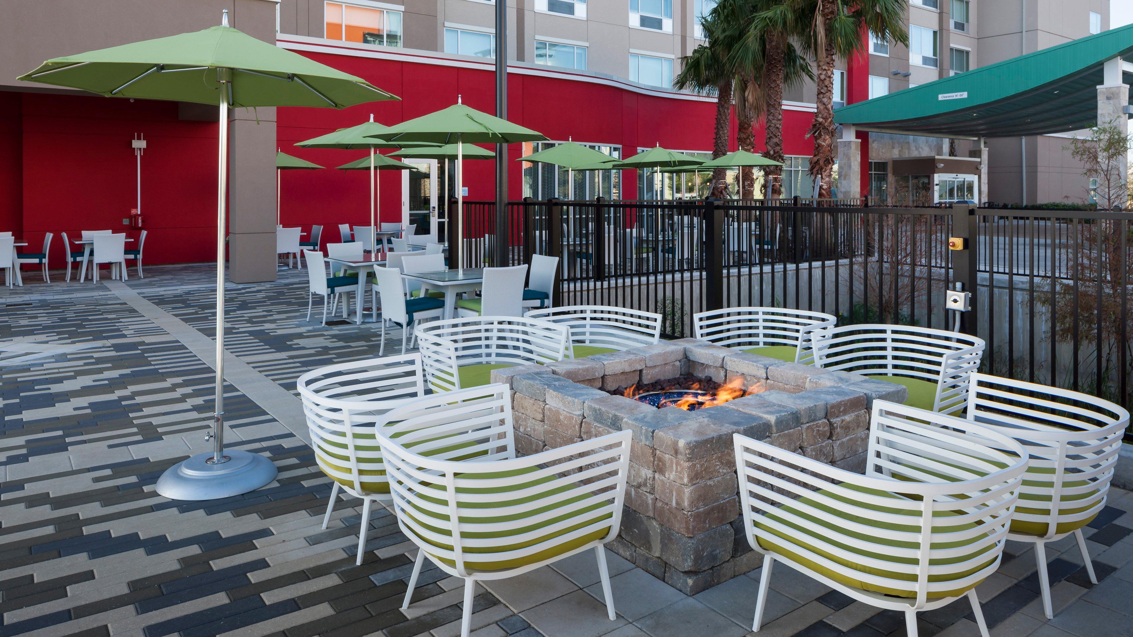 Williamsburg Holiday Inn Express & Suites - Orlando At Seaworld By Ihg מראה חיצוני תמונה