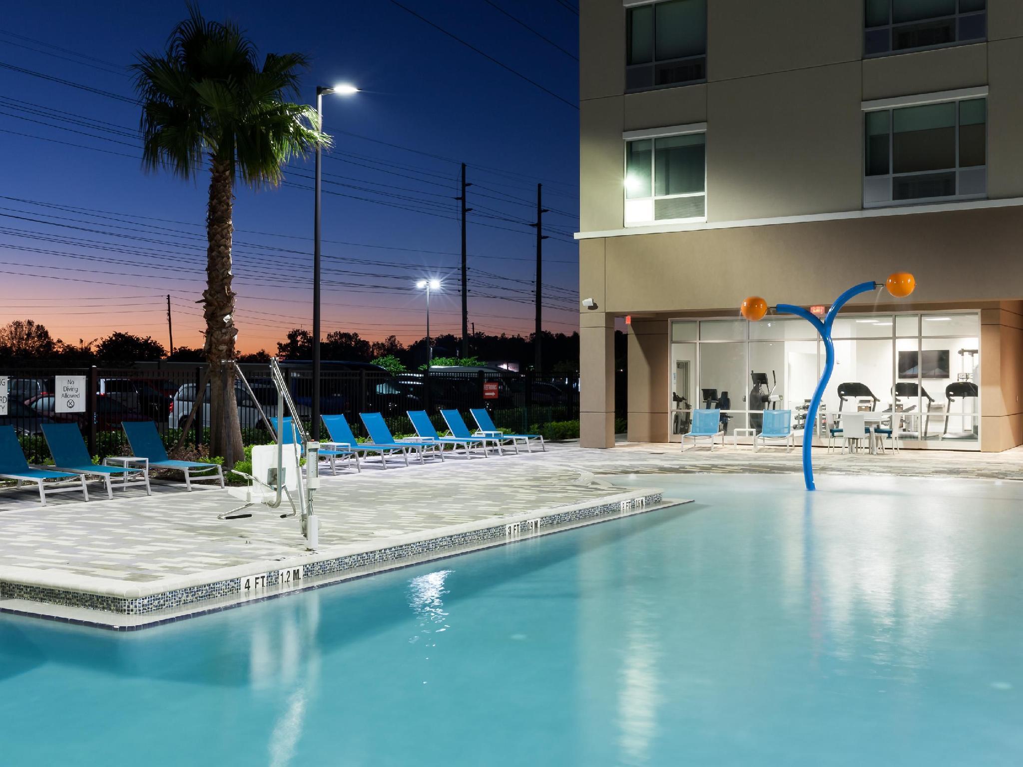 Williamsburg Holiday Inn Express & Suites - Orlando At Seaworld By Ihg מראה חיצוני תמונה